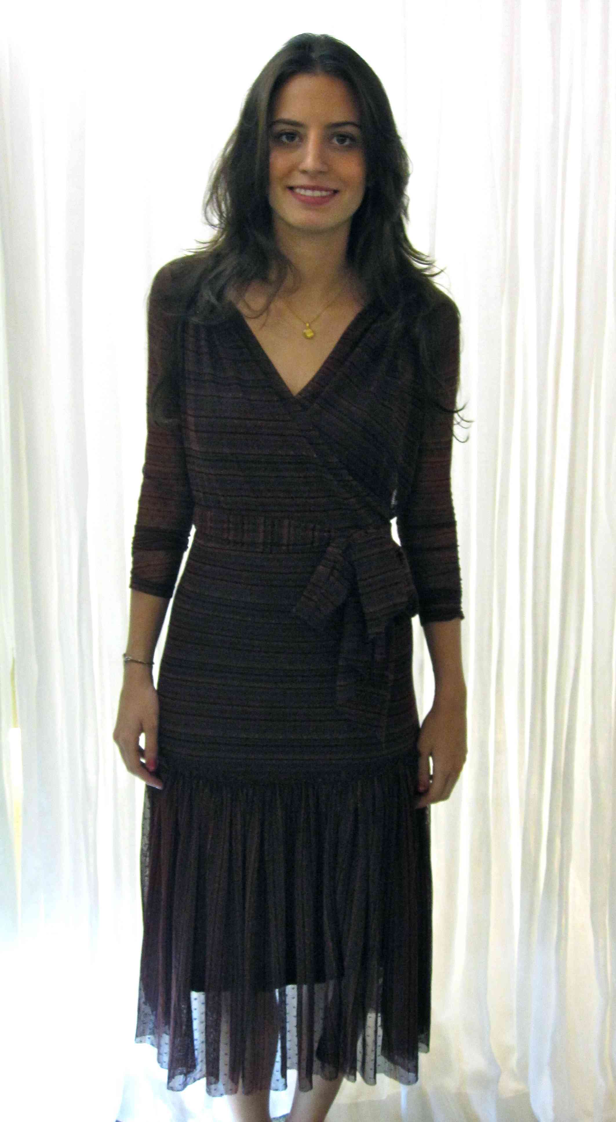 Wrap dress de filó estampado de vinho, com segunda pele preta: prático, bonito e eterno!