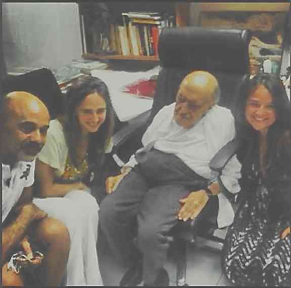 Foto histórica na vida de Maria: Com Christian Louboutin, tema de seu post, o grande Oscar Niemeyer e Isabel, irmã e sócia da TM
