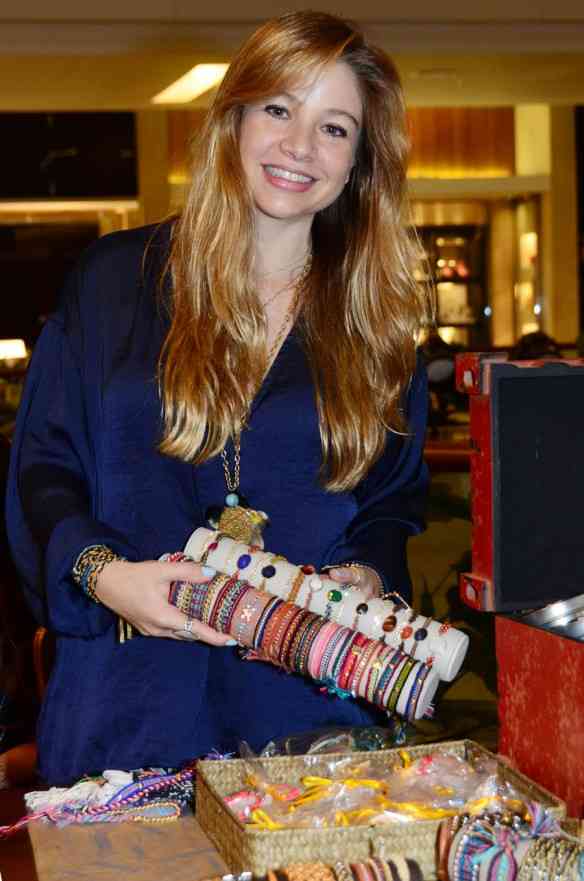 Lelê CF com suas pulseiras lindas!