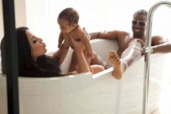 Kim e kanye na banheira com a pequena North West!