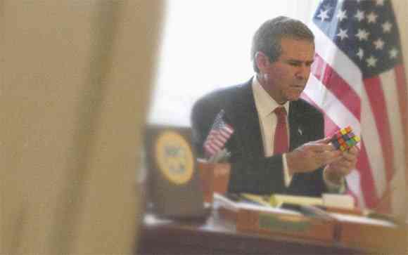O ex presidente americano, George W. Bush, tentando resolver o cubo...