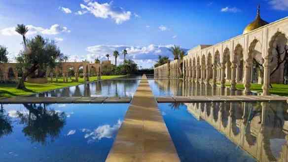 Palais-Namaskar-pool-gardens-walkway