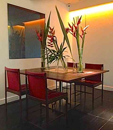 Fiquei encantada ao me deparar com esta mesa e suas flores lindas! 