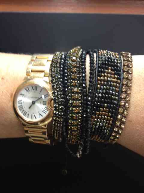 As pulseiras misturam, lindamente, com o relógio mara do Cartier, na Sara Jóias! 