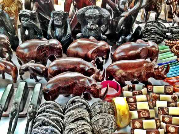 Animais esculpidos em madeira