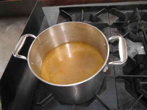 O brodo já coado, pronto para entrar em ação!
