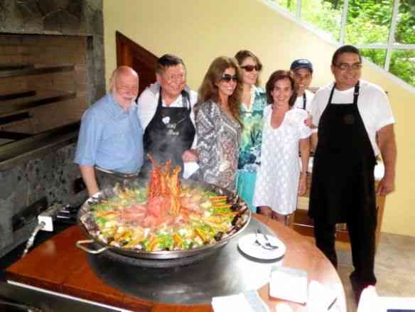 Com os queridos amigos Domenico De Masi, Boni e Lu, Vitória Lemann e os craques assessores do chef, reverenciando sua excelência a “Paella Valenciana”!