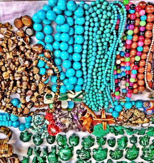 Mais colares e pulseiras de todas as cores