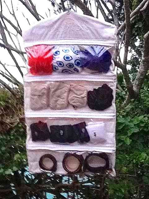 Esta espécie de cômoda de pendurar além de ultra prática pois concentra as miudezas é ótimo quando o hotel tem armário de menos!