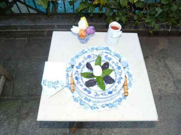 Começo pelo passo a passo visual: Nos esperando à mesa, a muzzarela arrumada com um bouquet de manjericão!