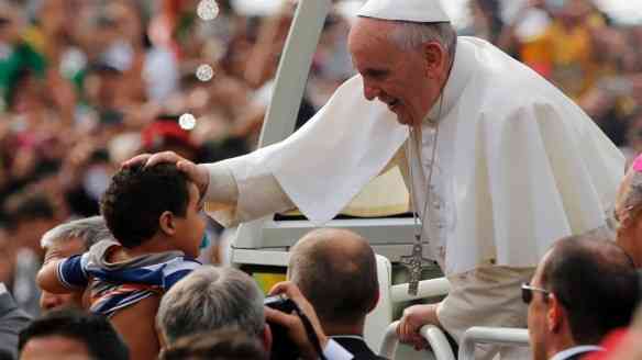 28jul2013---papa-francisco-abencoa-crianca-em-seu-papamovel-a-caminho-da-praia-de-copacabana-no-rio-de-janeiro-onde-celebra-a-missa-de-encerramento-da-jmj-jornada-mundial-da-juventude-1375021100926_1920x1080