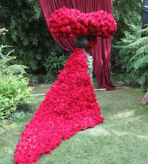 Já este arranjo foi para enfeitar o jardim de um casamento: dramático...