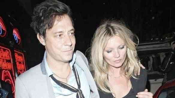 Kate Moss e Jamie Hince jantando por ali...