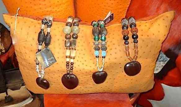 Detalhe de pulseiras africanas lindas!