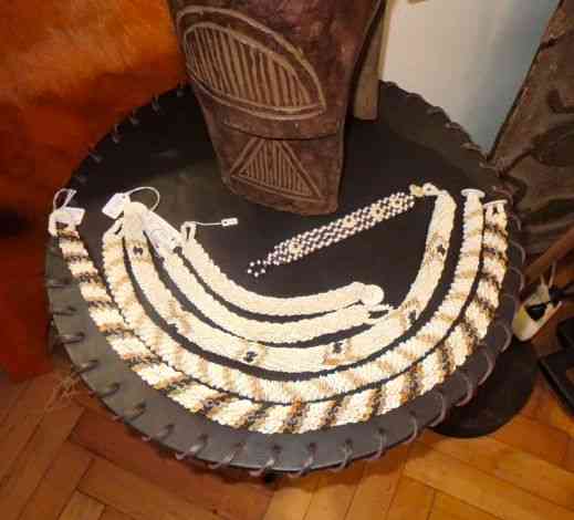 Detalhe de pulseiras de marfim made in Africa!
