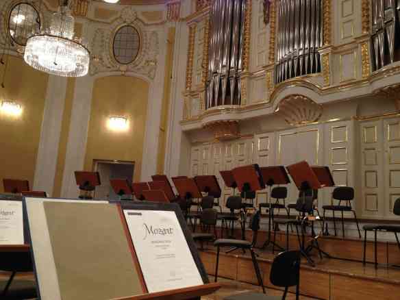A linda sala Mozarteum, em Salzburg, onde enconteri o casal 20 da música clássica: Ela no palco e ele na platéia!