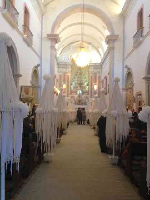 A graciosas Igreja matriz de Paraty, esperando os noivos... Antonio NR e seu requinte produziram-na sem uma flor e igual elegância: Quem sabe, sabe! 