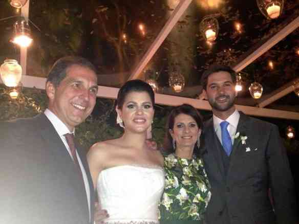 Os noivos com os tios queridos Paula e Luiz Carlos Nabuco