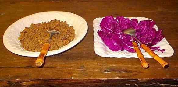 Fizemos o purê de aipim para acompanhar esta carne moída com folhas de repolho cruas: delícia!