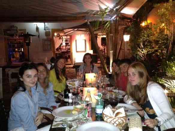 Almoçando com "minha turma", na beira do lindo cais de Paraty: Tiradentes al mare...
