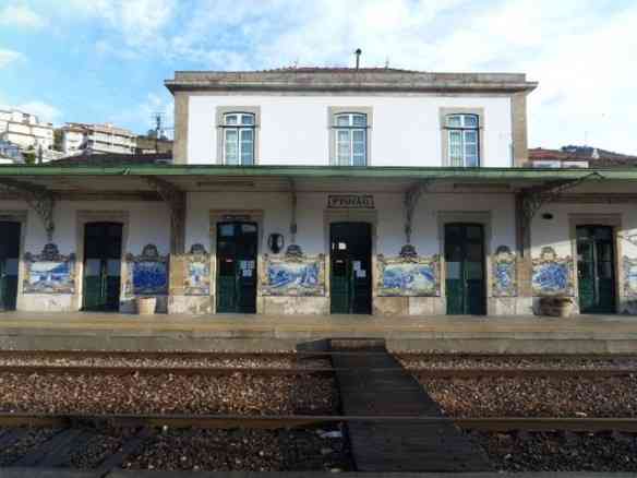 A deslumbrante estação de trem de Pinhão: Azulejos emblemáticos!
