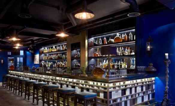 Primeiro pit stop: no animado bar, super bem acompanhado de um