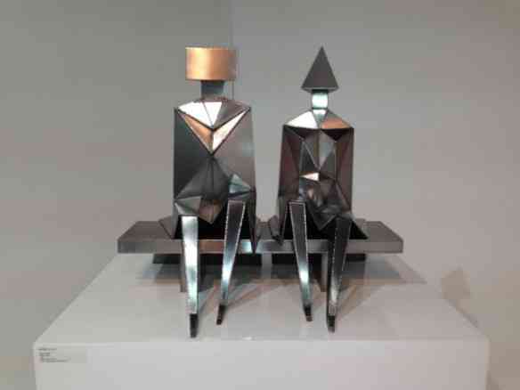 Ou esta escultura "Sitting Couple", de Lynn Chadwick: inédito na minha vida!