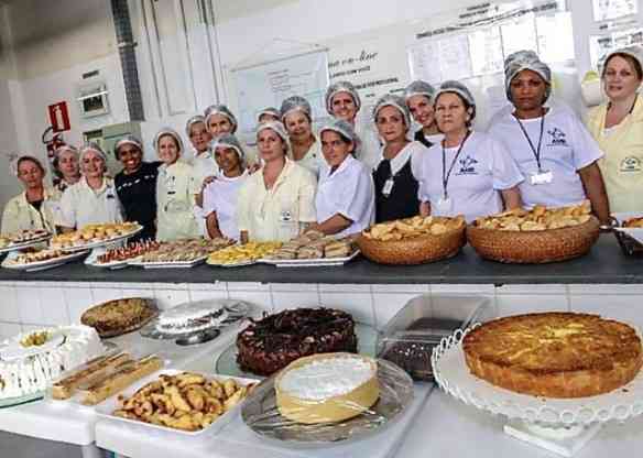A turma de voluntários que produziu os queitutes mineiros que deliciaram todas as convidadas...