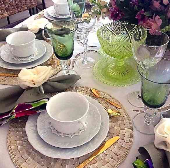 Mesa preciosa a de Beth Vespasiano: Compoteiras antigas, guardanapos da Monograma e serviços americanos capotantes de madrepérola!