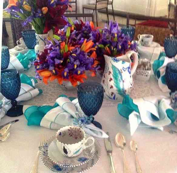 Amo este azul.... Da linda mesa de Maura Gomes!