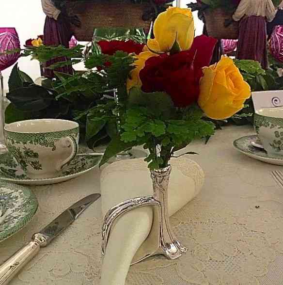 Detalhe da requintada mesa de Júnia Mendes e seus lindos pota-guardanapos Art Nouveau: Imaginem o que vem por aí...