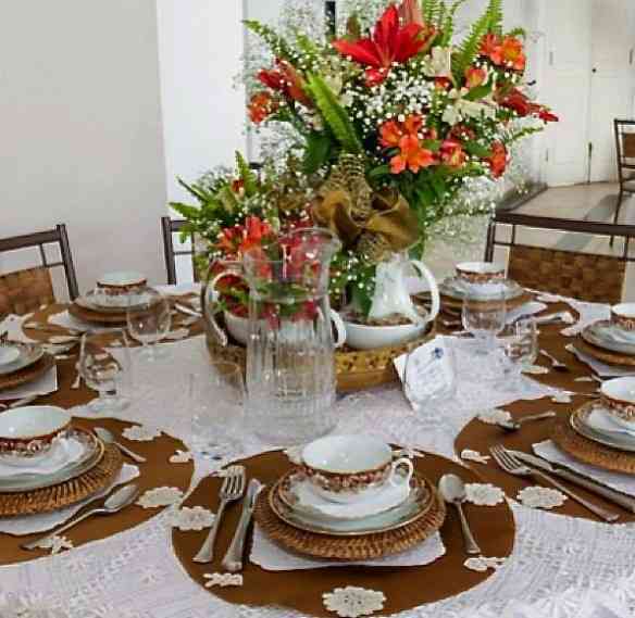 Collorido lindo o da mesa de Joana Cacique.... Noves fora a linda toalha de renda!