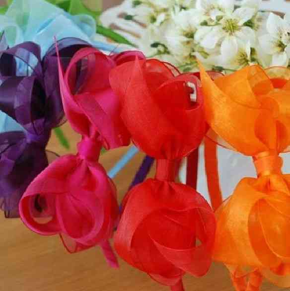 Laços de organza.