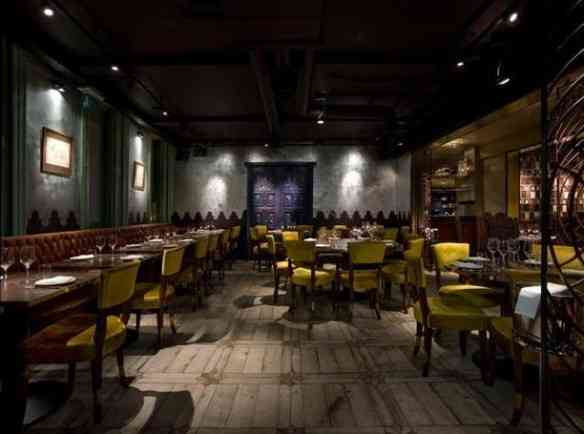 Embaixo, o aconchegante restaurante!