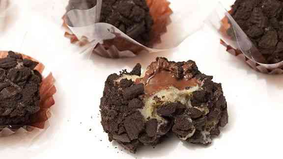 Que você acha deste brigadeiro branco com recheio de Nutella e coberto com Negresco? Covardia?!