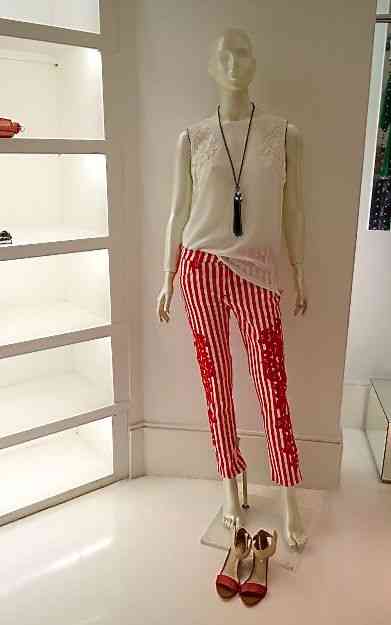 Charme total este jeans com aplicação de tricot! Divino...