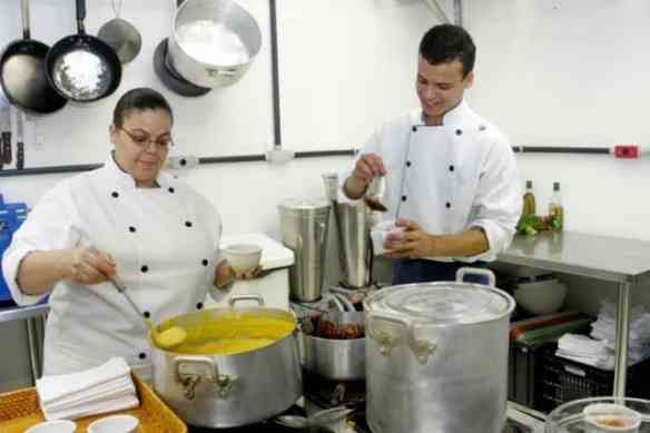 Lilia em sua super cozinha, com a mão na massa... Delícias devem sair do seu super 4 bocas...