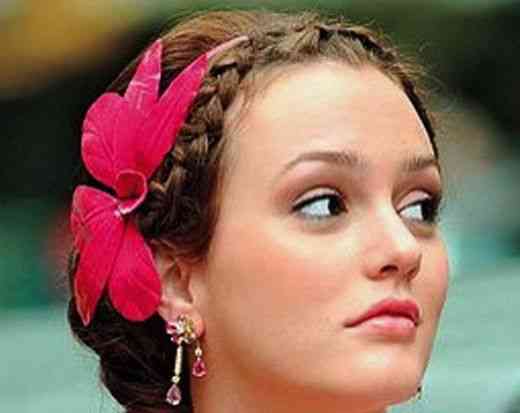 Blair Waldorf, personagem de Gossip Girl, com a cabeça feita por Jennifer Behr