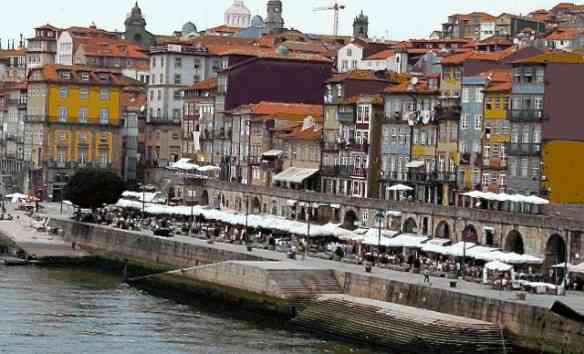 A Ribeira com seu casario, roupas penduradas e restaurantes diversos.