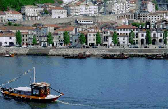 Vila Nova de Gaia e as caves de vinho do Porto.