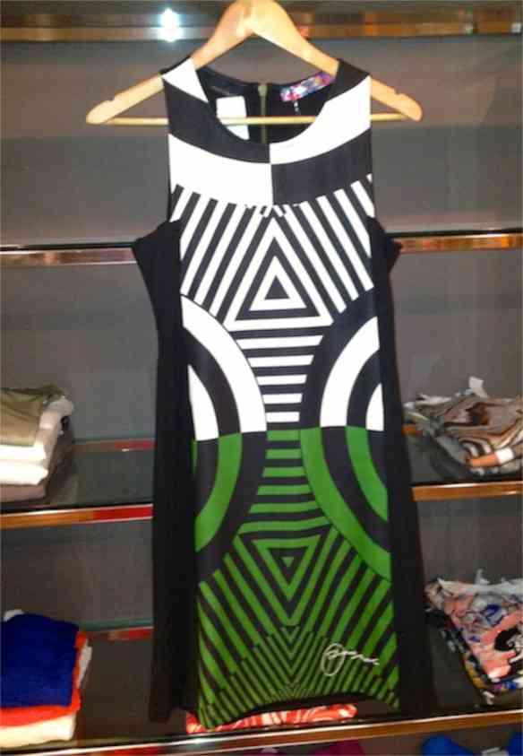 Este vestido tudo de bom passa o dia, a tarde e a noite nos enfeitando… É só mirar nossos holofotes nos acessórios!