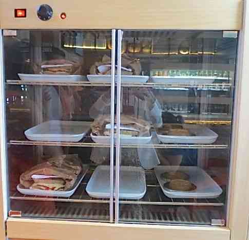 Aqui nos esperam as divindades quentes: quiches, tortas, tarteletes, tudo feito com o que há de mais integral e bem combinado!