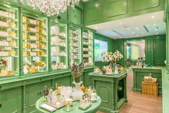 A linha Spa, da qual o creme Chá Verde faz parte, fica exposta nesta mesa à entrada da loja!