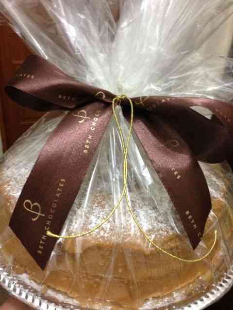Levei este lindo presente para uma amiga adorada que me hospedou: além de lindo é divino... Bolo de bem casado!
