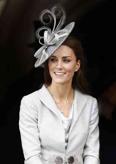 Kate e um de seus fascinator by Philip Treacy!