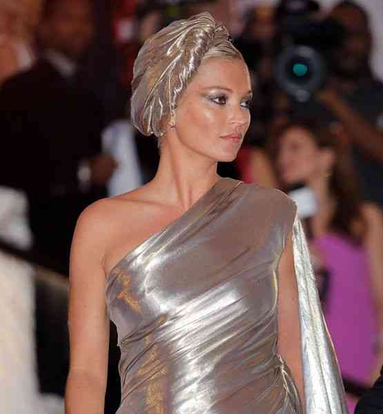 Podemos dizer que o turbante fez o look da chiqérrima Kate Moss!