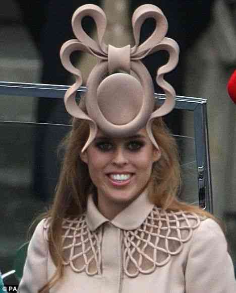 A princesa Beatrice, da Inglaterra, de Philip Treacy: pra quem gosta de arriscar! BN