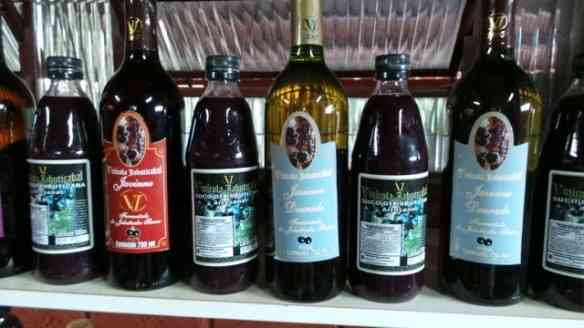 Licor de jabuticaba, vendido na lojinha local! BN 