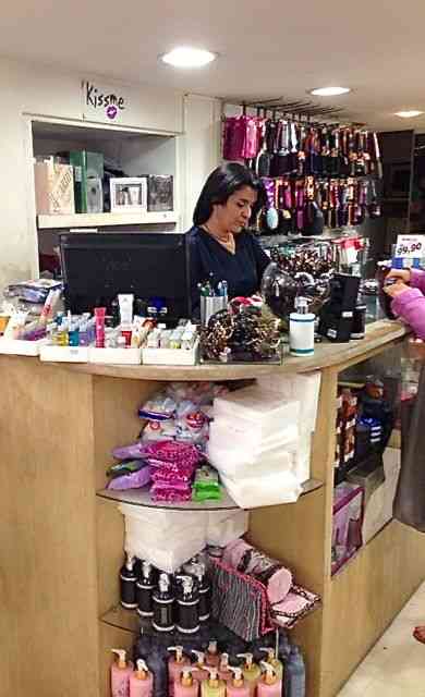 Lilia, a proprietária, atrás do balcão, coordenando tudo!