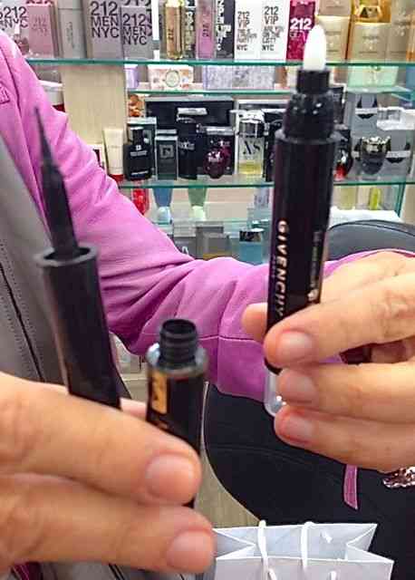 Para conhecermos os produtos: você risca o contorno do olho e se der zebra, a borracha apaga perfeitamente!